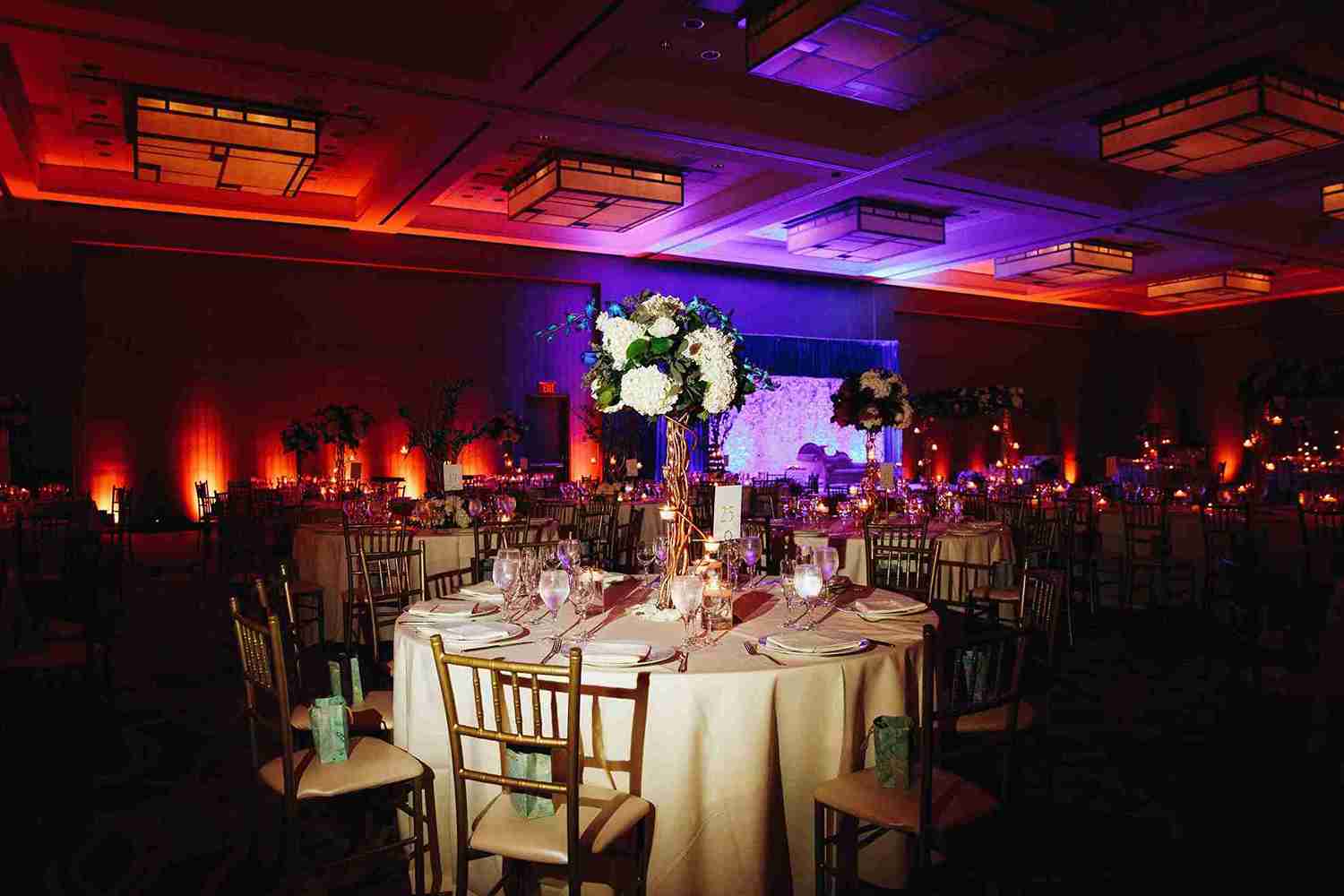 Celebracion de quince con mesa decorada y luces suaves