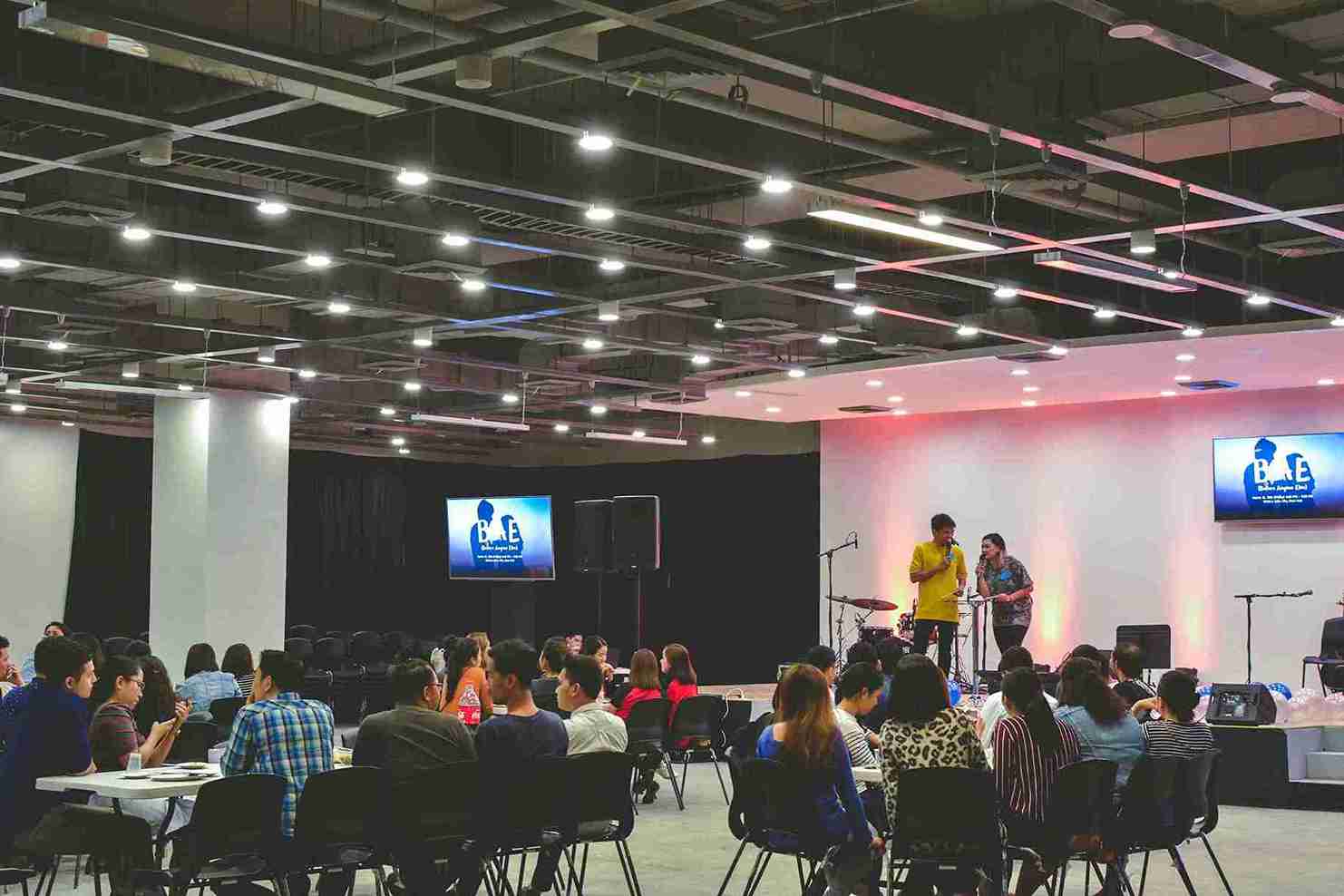 Invitados disfrutando de una escena luminosa en el evento